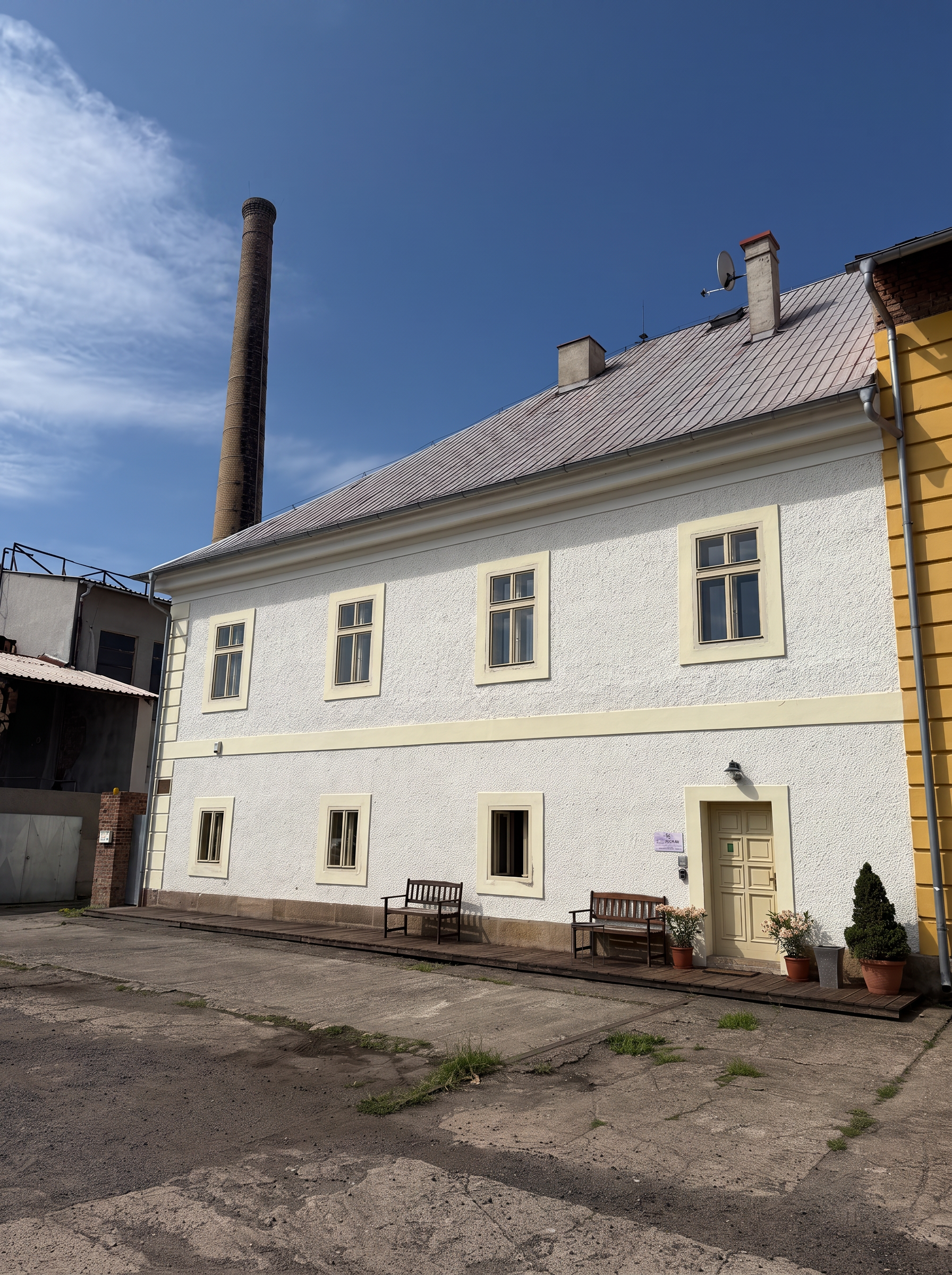 Pohled na dům s komínem od východu