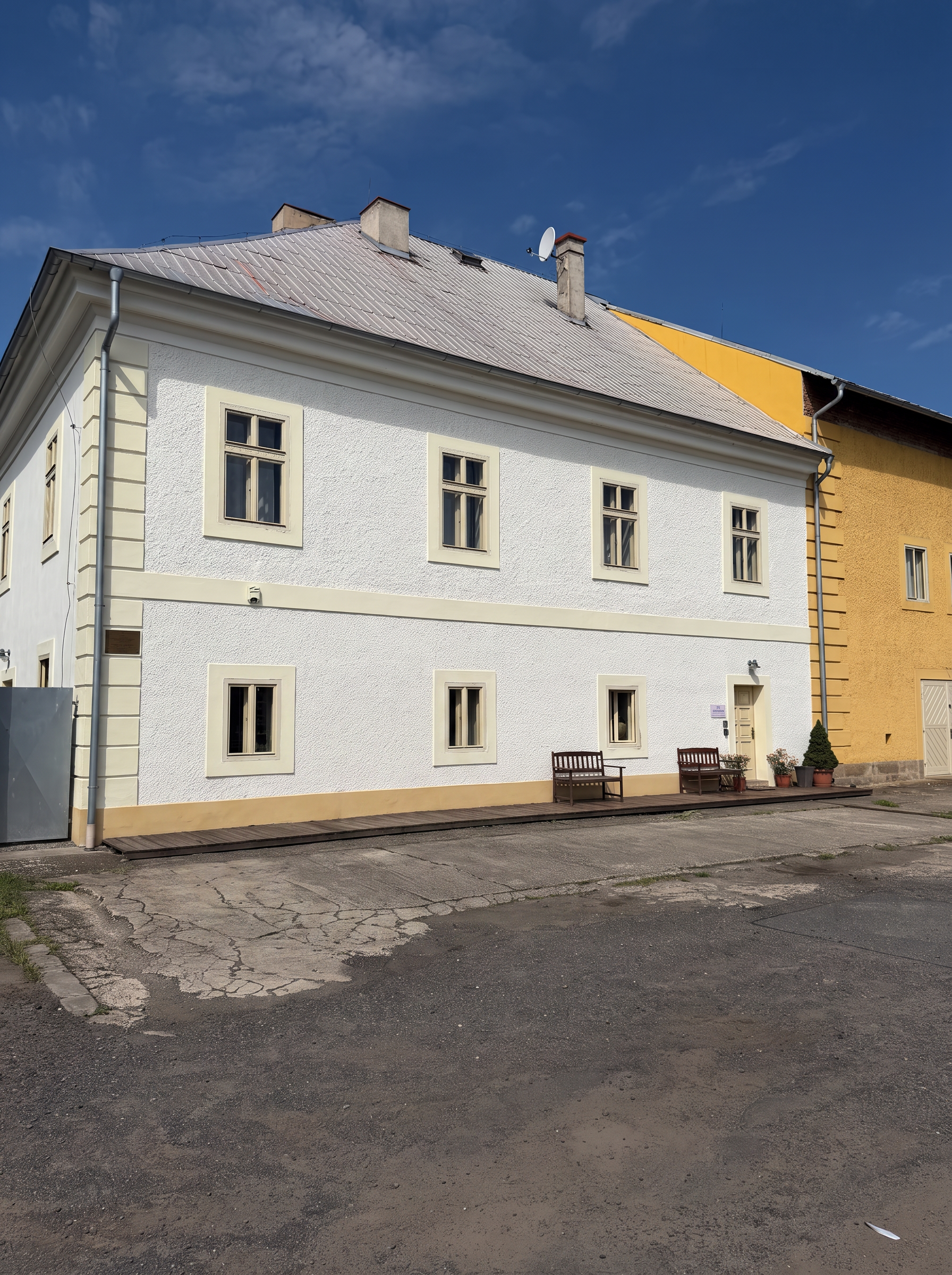 Rohový pohled na fasádu apartmánů U komína