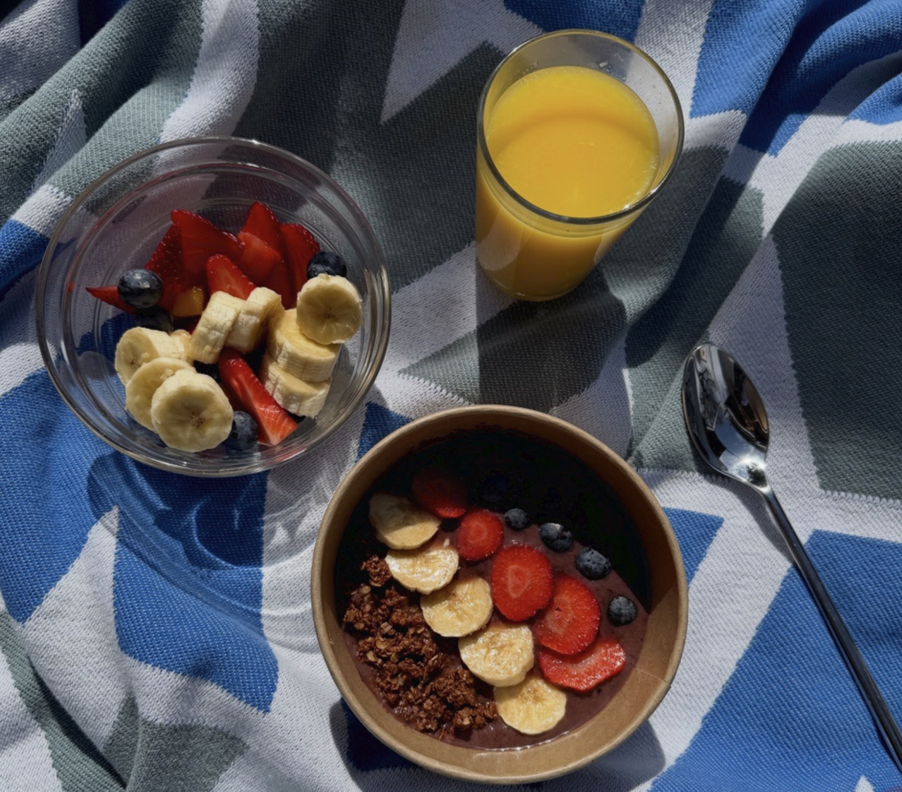 Ukázka z našich snídaní — acai bowl s ovocem, granolou a čerstvým džusem