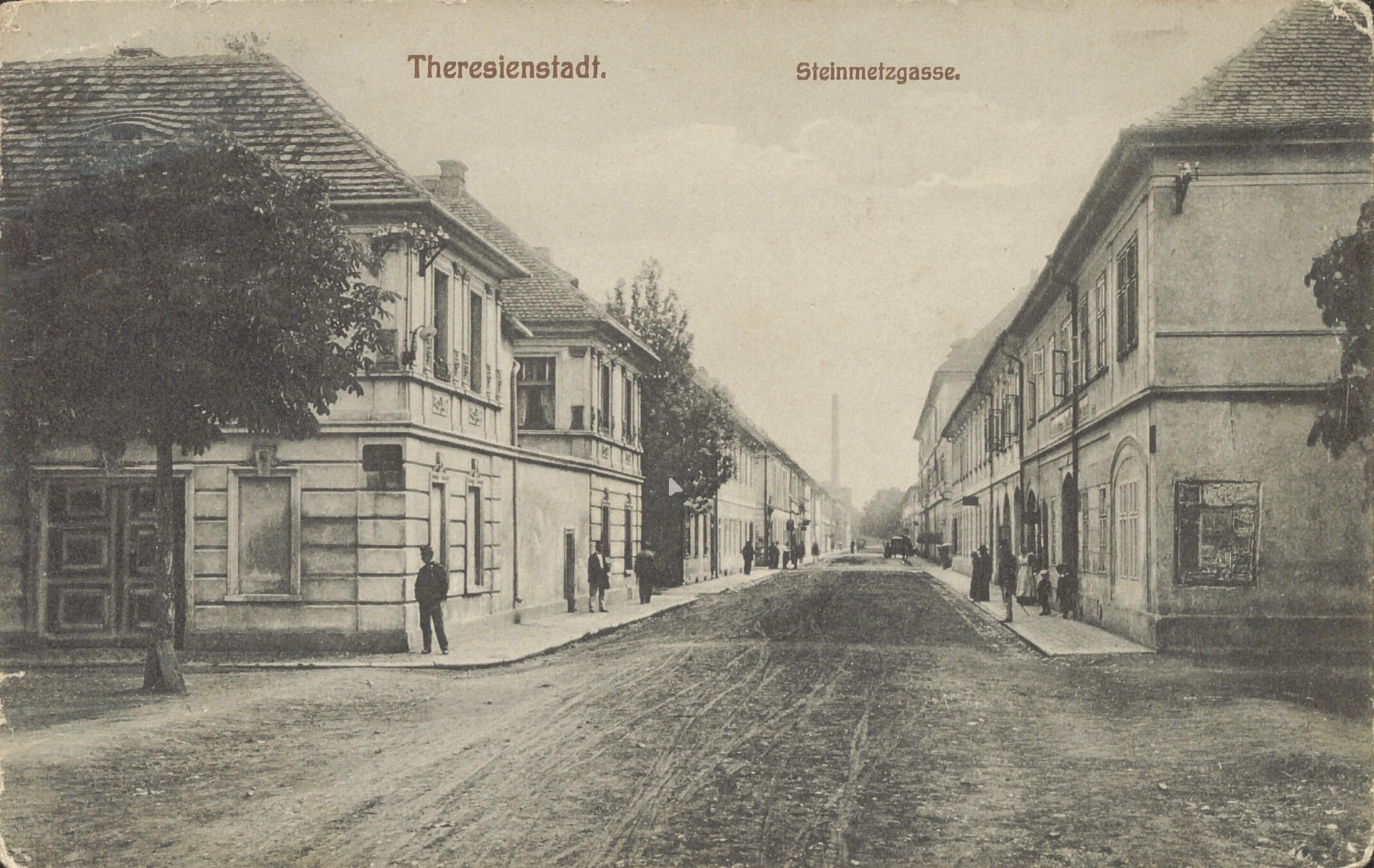 Theresienstadt, Steinmetzgasse — komín v ose ulice